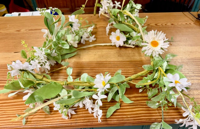 Garland With Daisies, Stephanotis and Assorted Greens
